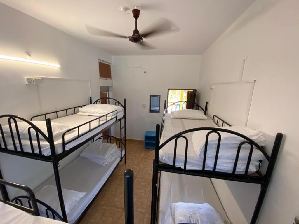 El Barrio Hostel Анжуна Экстерьер фото