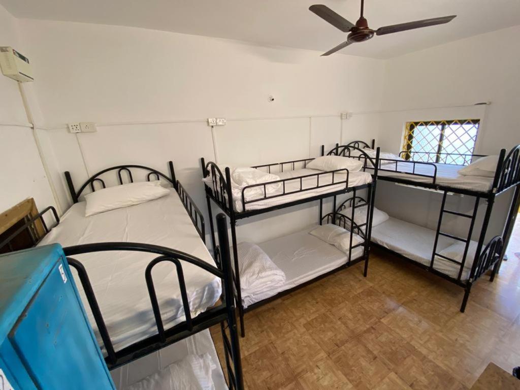 El Barrio Hostel Анжуна Экстерьер фото